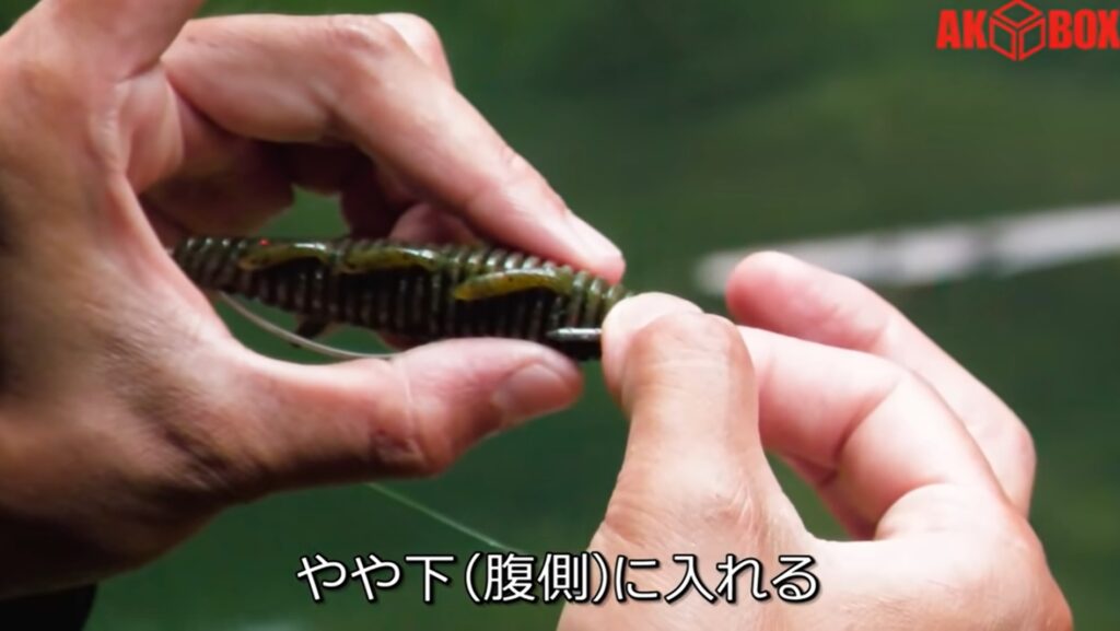 イッセイ 沈み蟲 3.2inの飛行姿勢を保つために0.9ｇのネイルシンカーを刺します、やや腹側になる様に入れる